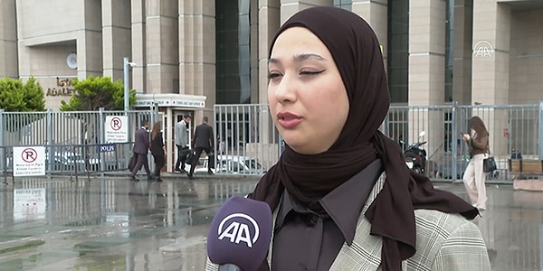 Nezaket Akbulut, okul müdür yardımcısı Özlem Öztoprak'ın kendisine "Staja başlamak istemesi halinde başörtüsünü çıkarmasını, aksi halde stajyer olarak alınmayacağını" söylediğini iddia etmişti.