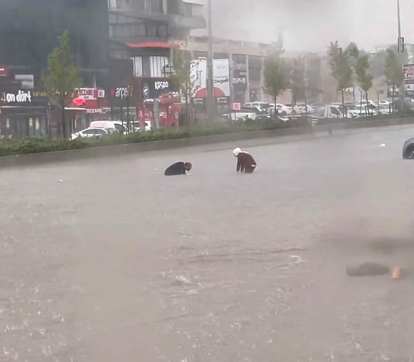 Yağmura dışarda yakalanan vatandaşlar karşıdan karşıya geçmeye çalışırken su neredeyse üst gövdelerine kadar geliyordu.