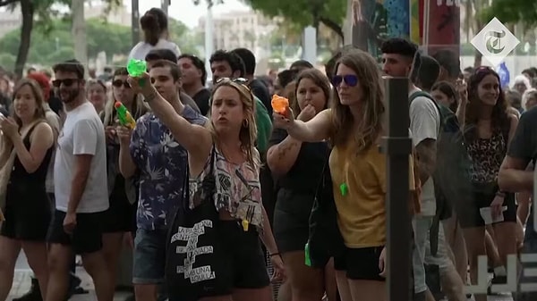 Barselona'daki eylemciler kitle turizmine karşı düzenledikleri protestoda ziyaretçilere su silahıyla su sıktı.