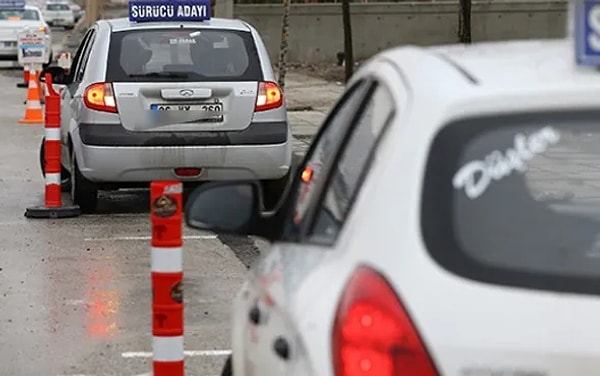 Uygulama alanlarında kursiyerin araç kullanmasını kolaylaştırıcı işaretlerin bulunup bulunmadığını, güzergahta sınavın gerçekleştirilmesine engel teşkil edecek durumların olup olmadığını kontrol edilecek.