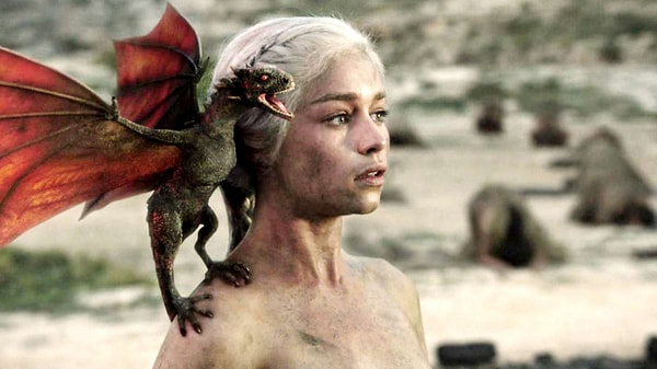 O isimlerden biri de herkesin Game of Thrones dizisindeki "Daenerys Targaryen" karakteri ile tanıdığı Emilia Clarke'tan başkası değildi.