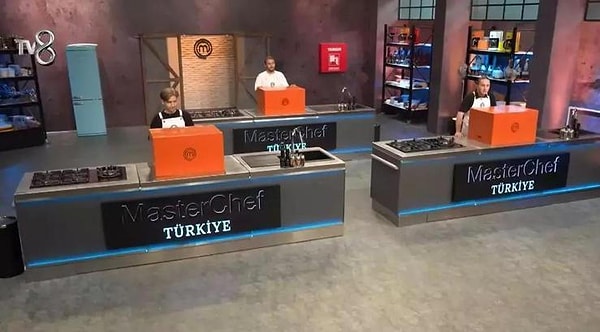 Her gün düellolara katılan yarışmacılar mutfak kurallarını MasterChef şeflerinden öğreniyor.