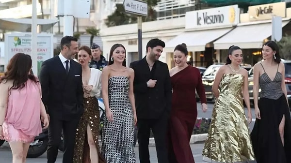 Derken ikili, tüm ekiple beraber Cannes Film Festivali'nde pek bir samimi görüntülenmesi "aşk yeniden mi başladı?" sorularını beraberinde getirmişti. Fakat Sıla Türkoğlu durumdan çok rahatsız olmuş, "beni bu olaylardan çıkarırsanız sevinirim" diyerek net bir şekilde reddetmişti aşkı.