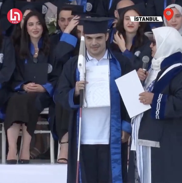 Annenin bu emeğini görmezden gelmeyen üniversite yönetimi, mezuniyet töreninde anneye fahri diploma verdi.