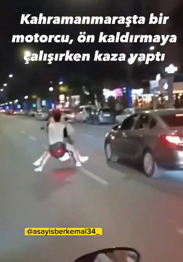 Trafikte seyir halindeyken motorunun önünü kaldırmaya çalışan sürücünün aldığı risk hayatlarına mal olabilirdi.