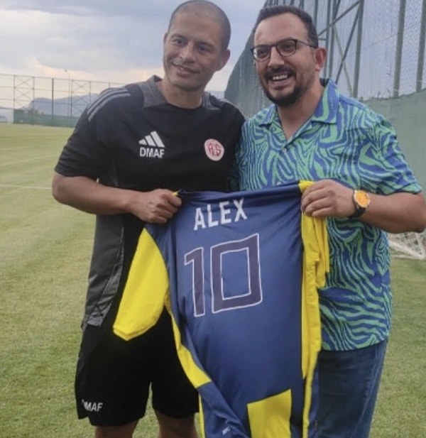 Yeni sezon hazırlıklarını Burdur'da devam ettiren Antalyaspor'da özellikle Alex de Souza'ya yoğun bir ilgi gösterilmiş ve birçok Fenerbahçeli taraftar ellerindeki Alex formasıyla yaşayan efsaneden fotoğraf ve imza istemişti.