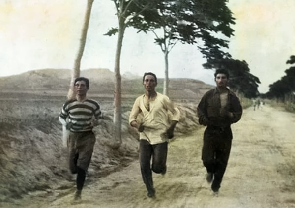 İlk Olimpiyatlar'da maraton koşan 3 atlet, tarih 1896.