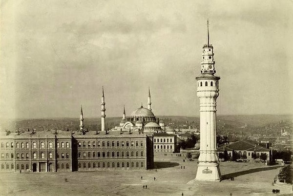 Beyazıt Meydanı'nda ve İstanbul Üniversitesi'nin ana kampüsü içerisinde yer alan Beyazıt Kulesi 1749 yılında inşa ettirilmiş.