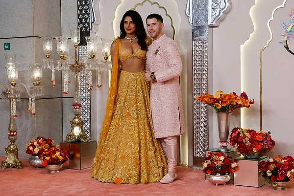 Nick Jonas ve eşi Priyanka Chopra, düğün öncesinde kırmızı halıda poz verdi.