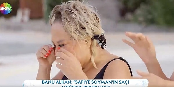 Show TV'nin efsane programı Dünya Güzellerim'in yeni versiyonu Dünya Güzellerim Tatilde'de olay olan anlar yaşandı. Seray Sever ve Safiye Soyman'ın havuza girdiği programda Safiye Soyman'ın peruk taktığı ortaya çıkarken, peruk Sever'in elinde kaldı.