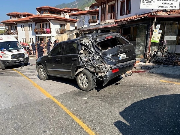 112 Acil Çağrı Merkezi'ne yapılan ihbarın ardından bölgeye çok sayıda ambulans ve itfaiye ekibi sevk edildi.