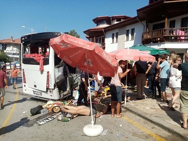 Midibüsün altında kalan ve kimliği henüz belirlenemeyen 1 kişinin ise yapılan kontrolde yaşamını yitirdiği belirlendi.