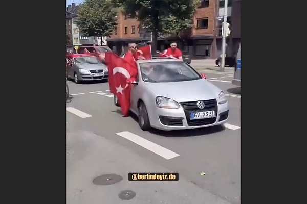 Almanya'da maç coşkusu yaşayan Türk taraftarların, Alman polisine yakalandığı anlar sosyal medyada viral oldu.