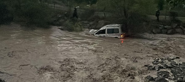 Araçtaki 3 kişi kendi imkanları ile kurtulurken, anne ile oğlu ise suda kayboldu. İhbar üzerine olay yerine çok sayıda kurtarma ekibi sevk edildi.  AFAD'a bağlı dalgıç ekipler aracın sürüklendiği yerden 6 kilometre mesafede annenin cansız bedenine ulaşırken, çocuğun bulunması için çalışmalar sürdürülüyor.