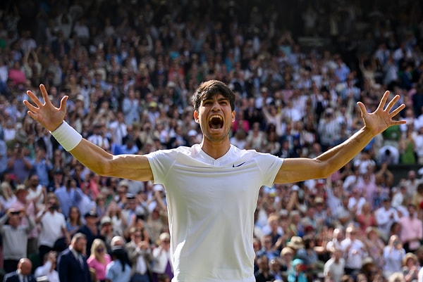 Üçüncü set, büyük bir çekişmeye sahne oldu ve tie-break'e gitti. Bu seti de 7-6 kazanan İspanyol raket, Wimbledon'da üst üste ikinci kez şampiyonluğa ulaştı.