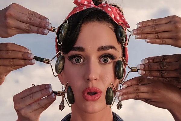 Her zamanki pozitif Katy Perry tarzında ilerlese de şarkının fazlasıyla 'jenerik', klişe ve sıkıcı bulunması ise belli ki Perry'nin canını sıkmış olmalı!