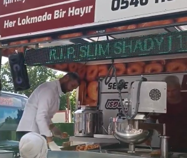 İstanbul'da ölümü duyurulan 'Slim Shady' karakteri için hayır lokması döktürüldü. Görüntüler, bambaşka bir ülke olduğumuzu bir kere daha kanıtladı...