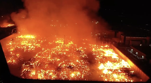 Hala söndürülemeyen yangından 30 kişi etkilendi.