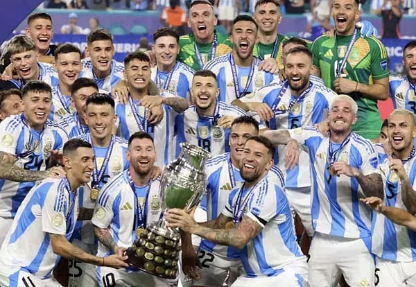 Amerika'da düzenlenen Copa America'da Arjantin ve Kolombiya, finalde kozlarını paylaştı.Güney Amerika Futbol Konfederasyonu (CONMEBOL) tarafından ABD'de gerçekleştirilen turnuvanın finalinde, son 61 maçta sadece 2 kez yenilen Arjantin ile 28 maçtır mağlup olmayan Kolombiya, son dakikaya kadar büyük bir mücadele sergiledi.