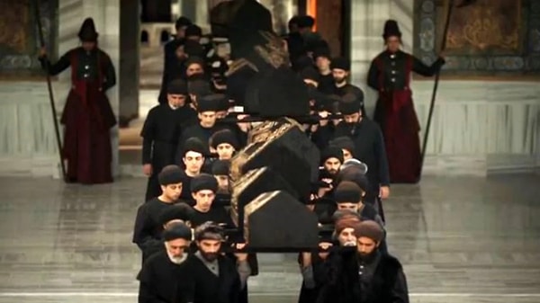 Muhteşem Yüzyıl Kösem dizisinin bir bölümünde de bu tüyler ürpertici hikayeye yer verilmiş ve tabutların saray bahçesinde dizildiği anlar hepimizi gözyaşlarına boğmuştu.