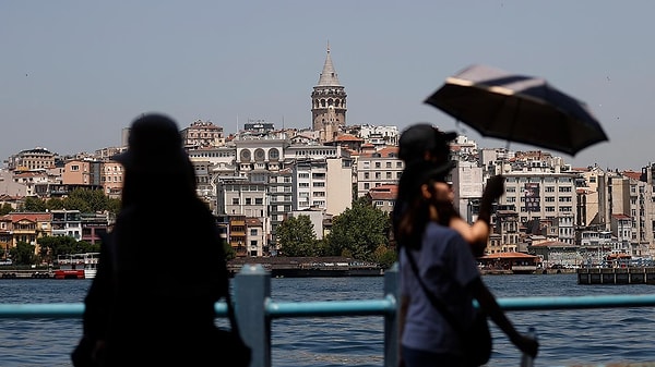 Şen, hava sıcaklıklarının önümüzdeki dört gün boyunca 35-37 derece arasında seyredeceğini, şehir içinde ise sıcaklığın 38-40 dereceye kadar çıkabileceğini belirtti.