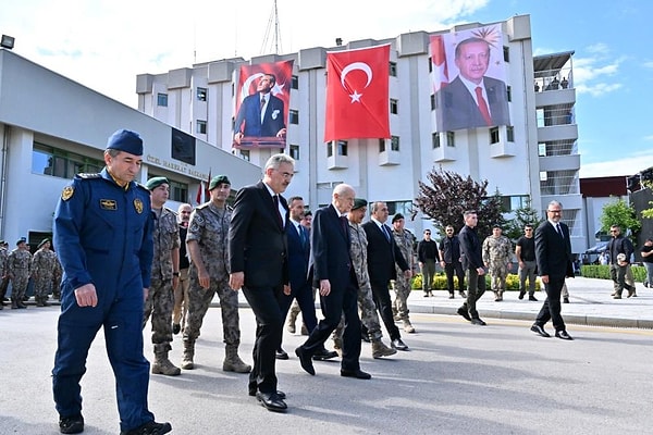 Devlet Bahçeli’yi burada Emniyet Genel Müdürü Erol Ayyıldız ile Polis Özel Harekat Başkanı Süleyman Karadeniz karşıladı.