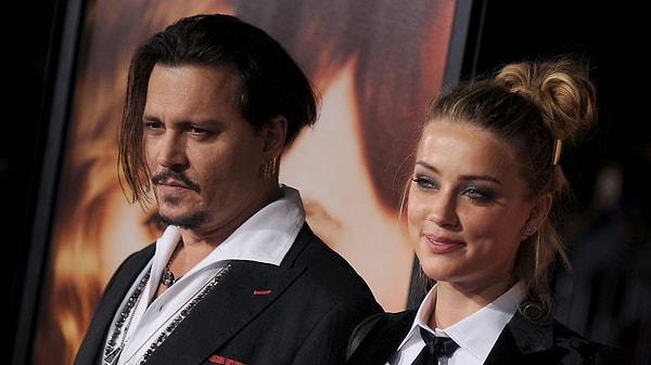 Karayip Korsanları, Charlie'nin Çikolata Fabrikası ve Makas Eller gibi bilindik bir sürü filmde rol alan ünlü oyuncu Johnny Depp, kendisi gibi oyuncu sevgilisi güzeller güzeli Amber Heard ile büyük bir aşkla 2015 yılında dünya evine girdi.