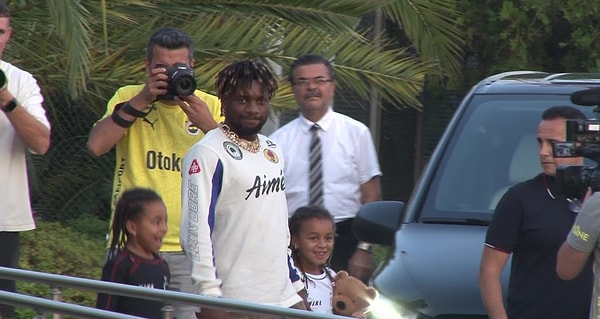 Fenerbahçe’nin, kulübü Al-Ahli ve kendisi ile transfer görüşmelerine başladığını açıkladığı Allan Saint-Maximin, dün akşam saatlerinde İstanbul’a geldi.