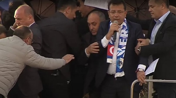 Ekrem İmamoğlu’nun Erzurum’da yaptığı seçim mitinginde bir grup, miting alanına doğru kaldırım taşları fırlatmış ve bazı vatandaşlar yaralanmıştı.