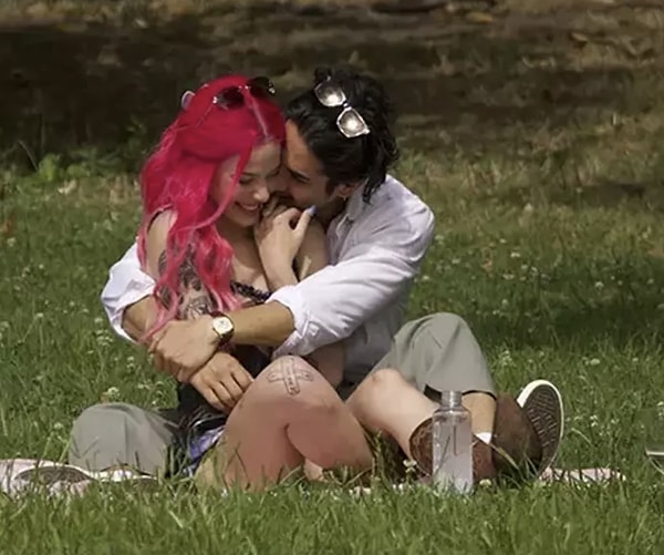 Geçtiğimiz cumartesi New York'ta bir parkta piknik yaparken objektiflere yansıyan aşık çift Halsey ve Avan Jogia'nın, yeşil çimenler üzerinde geçirdiği romantik anlar dikkat çekti. Başında pembe peruğu ile göz kamaştıran Halsey ve Jogia'nın keyifli vakitleri kameralara yansıdı.