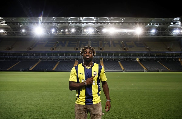 Fenerbahçe, bonservisi Suudi Arabistan ekibi Al Ahli’de bulunan Fransız oyuncu Allan Saint-Maximin’i kiralık olarak kadrosuna kattı.