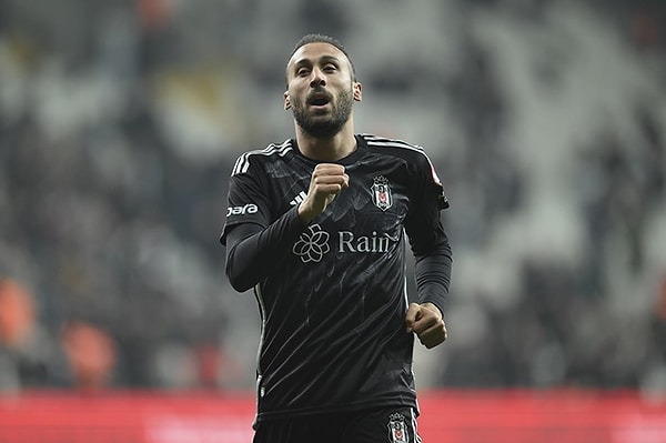 10 sezon Beşiktaş forması giyen Cenk Tosun, geçtiğimiz günlerde kulübüyle sözleşme yenilememiş ve Fenerbahçe'ye imza atmıştı.