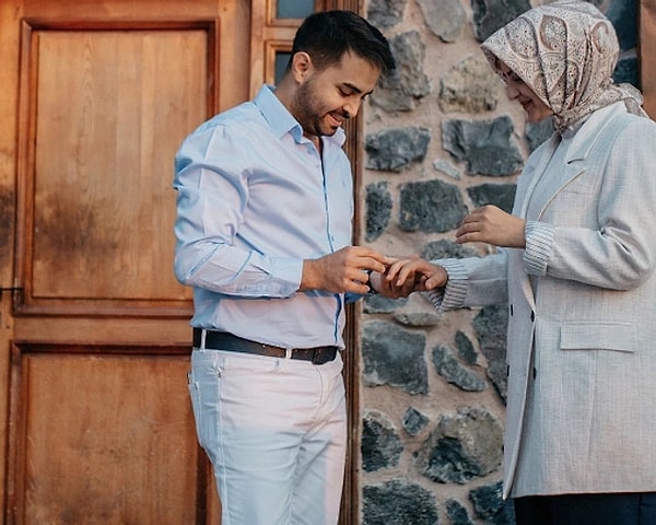 Düzenlediği evlilik teklifiyle ve ilk defa gösterdiği nişanlısıyla ilgi odağı olan temizlik tutkunu Kadir Ezildi günlerce sürecek evlilik sürecini başlatmıştı.