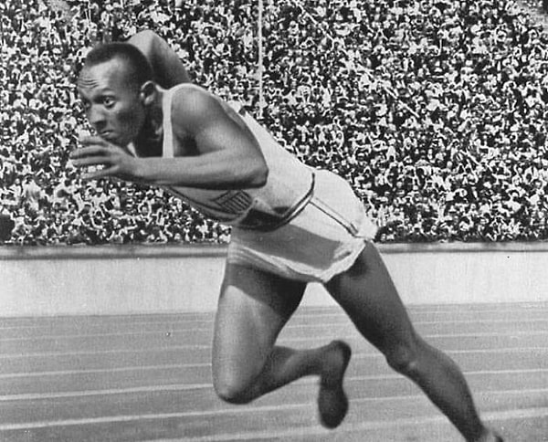 Jesse Owens, 1936 Berlin Olimpiyat Oyunları'nda 200 metre yarışında dünya rekorunu kırarken.