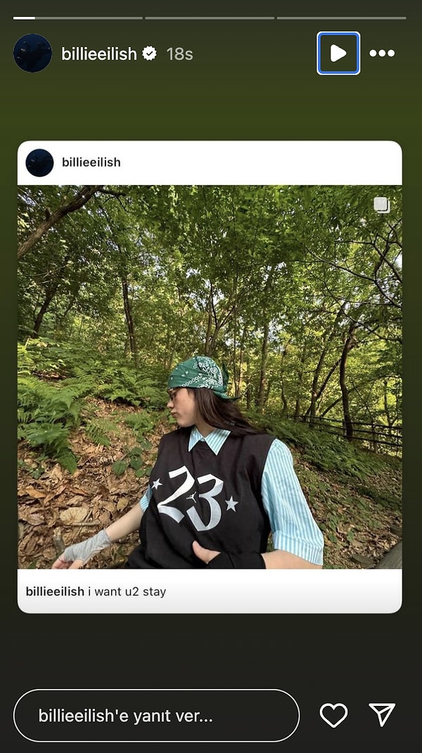 Billie Eilish kafasına bandana taktı.