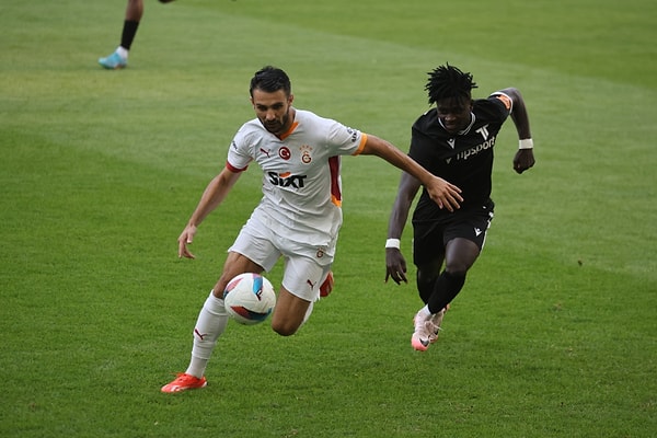 Karşılaşmaya baskılı başlayan taraf Galatasaray oldu. Mücadelenin henüz 7’nci dakikasında orta alanın ilerisinde kaptığı topla birlikte ceza sahası içi sol çaprazına doğru giren Derrick Köhn, yerden sert vurdu ve meşin yuvarlağı ağlarla buluşturdu: 1-0. Golden sonra topun ve oyunun hakimiyetine devam eden Galatasaray, Berkan Kutlu ve Michy Batshuayi ile gole yaklaştı.