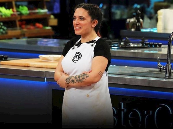 MasterChef'e katıldığı günden itibaren dobra konuşmaları ve girdiği tartışmalarla konuşulan Deniz eleştirilere maruz kalmıştı.