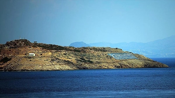 Son yıllarda ülkede sık sık rastlanan orman yangınları, sel felaketleri, uzun süren çöl sıcakları iklim krizinin olumsuz sonuçları arasında. Bu sene son yılların en sıcak ve kurak haziran ayını yaşayan Yunanistan, deniz suyu seviyesindeki değişim nedeniyle sahillerin gerilemesi, yarımadaların adaya dönüşmesi, bazı adaların sular altında kalması gibi coğrafi değişim riskleriyle karşı karşıya.