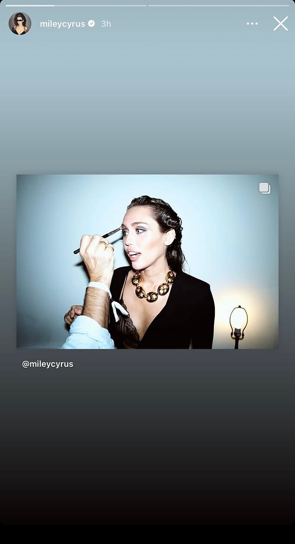 Miley Cyrus makyaj yaptırdı.