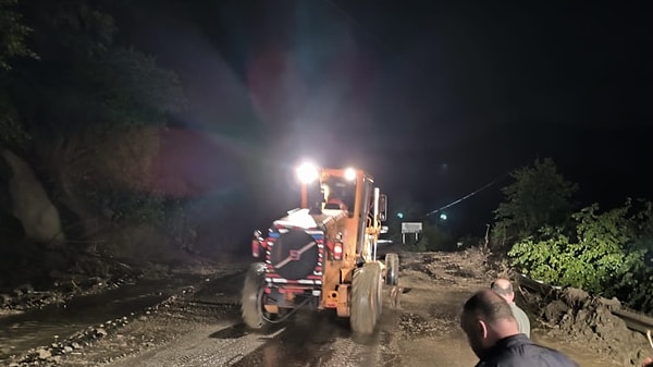 Espiye ilçesinin Merkez Mahallesi Odadüzü mevkisi ile Cevdet Sunay Caddesi'ndeki bazı ev ve iş yerlerini su bastı.