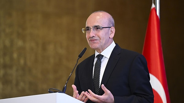 Hazine ve Maliye Bakanı Mehmet Şimşek, sosyal medya hesabından, Moody's'in Türkiye'nin ekonomisine yönelik değerlendirmesine ilişkin paylaşım yaptı. Moody's'in Türkiye'nin kredi notunu ilk defa iki kademe artırdığına dikkati çeken Şimşek, "Uyguladığımız program sayesinde ülke kredi notumuzu 11 yıl sonra yükselten Moody’s görünümü pozitif olarak korudu." değerlendirmesinde bulundu.