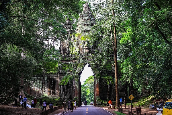 14. Khmer İmparatorluğu'nun başkenti Angkor Thom'un şehir kapılarından yalnızca biri!