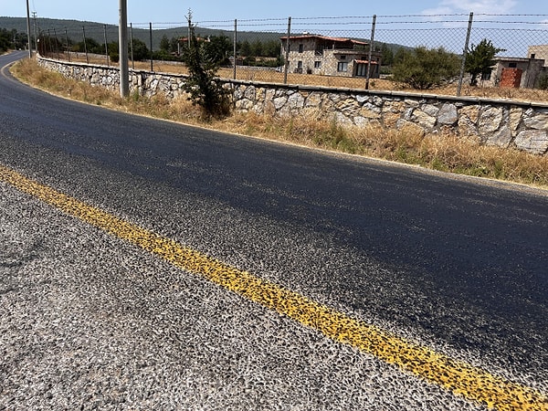 Sıcak hava nedeniyle Etrim, Kumköy ve Pınarlıbelen mahalleleri arasındaki yollarda asfalt eridi.