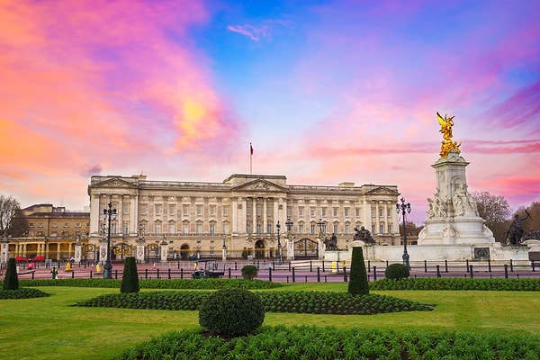 Kraliyet ailesi, Buckingham Sarayı'nı yalnızca bir ikametgah olarak değil, aynı zamanda bir sembol olarak da görüyor.