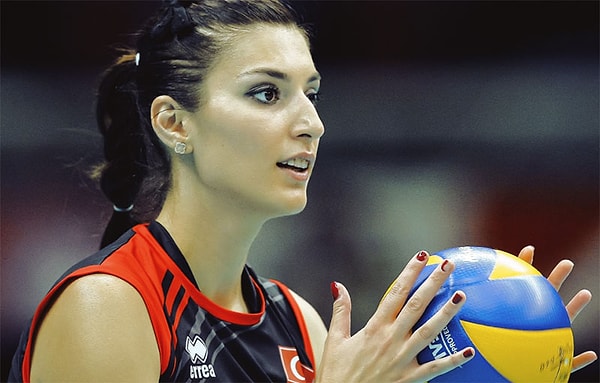 Sizleri şimdi 2004 yılına götüreceğiz. Voleybol yıldızının başarı hikayesinin arkasında gerçekten de büyük bir dram yatıyormuş.