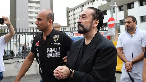 - Adnan Oktar için "canavar" diyorlar. Size sorsam nasıl anlatırsınız onu? Şeytan tüyü mü var? İnanılmaz bir ikna kabiliyeti mi var?