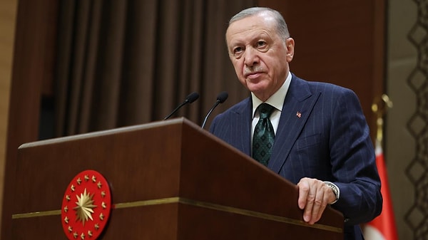 Cumhurbaşkanı Recep Tayyip Erdoğan daha önce Yunanistan’la yaşanan gerilimlerin ardından “Adaları işgal etmeniz falan bizi bağlamaz. Vakti saati geldiğinde gereğini yaparız. Hani diyoruz ya: Bir gece ansızın gelebiliriz” ifadesini kullanmıştı.