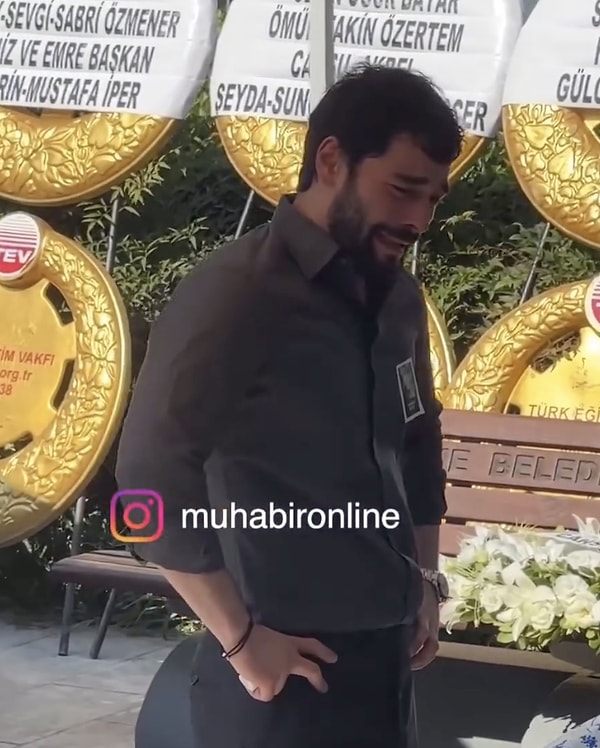 Muhabir Online'dan Tolga Bozduman'ın haberine göre; Akın Akınözü’nün annesinin tabutu başında gözyaşlarına boğuldu.