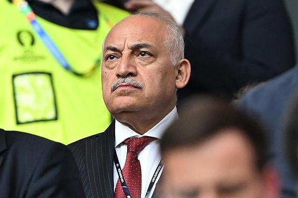 Eski TFF Başkanı Mehmet Büyükekşi'nin yönetimi tarafından hazırlanan ve bu sezon Süper Lig'de uygulanması planlanan "12 yabancı kuralı" yeni yönetim tarafından iptal edildi.