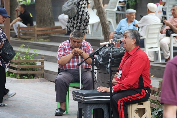 Oturarak uyurken yeteri kadar dinlenemediğini söyleyen ve tek dileği rahat bir yatakta uzanarak uyumak olan Işık, “Herkes yattıktan sonra gece çocuk gibi ağlıyorum, ‘Allah'ım ben de şöyle yatsam ve bir uyusam' diye dua ediyorum” diyor.